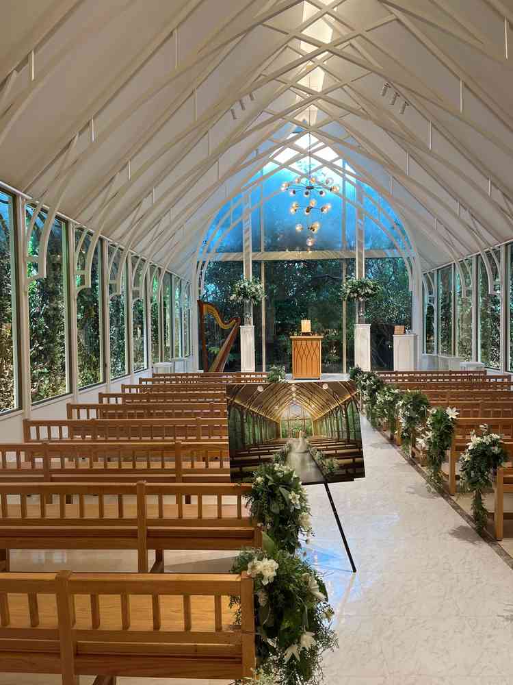 自然に囲まれた印象のチャペル。