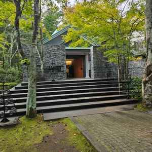 式場の入り口を見学しました。自然に溢れていて、ここに親族が一緒にいる様子を想像するととても素敵だと感