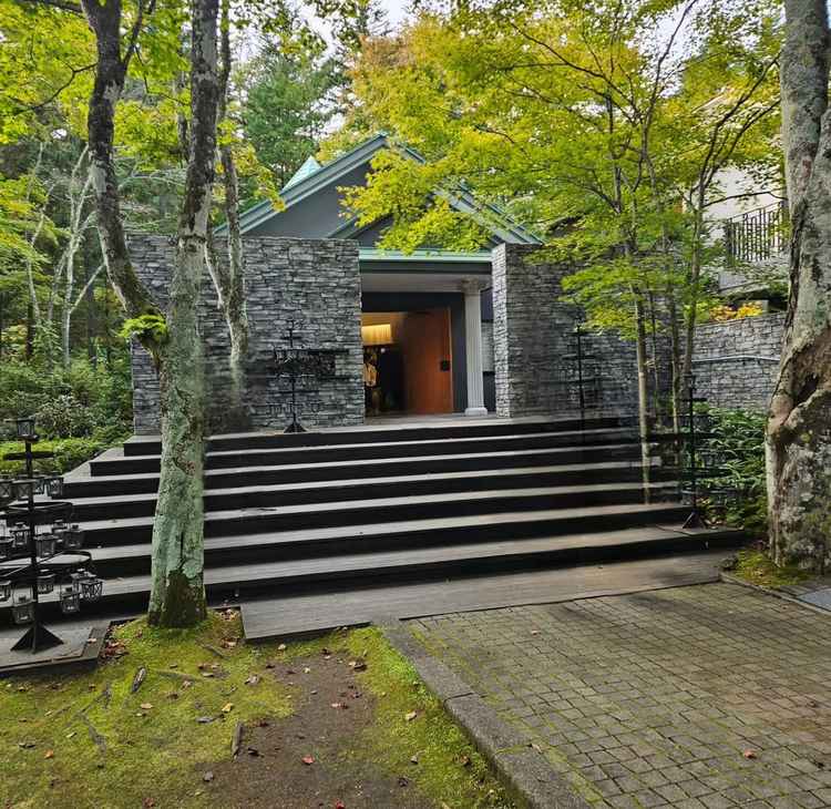 式場の入り口を見学しました。自然に溢れていて、ここに親族が一緒にいる様子を想像するととても素敵だと感