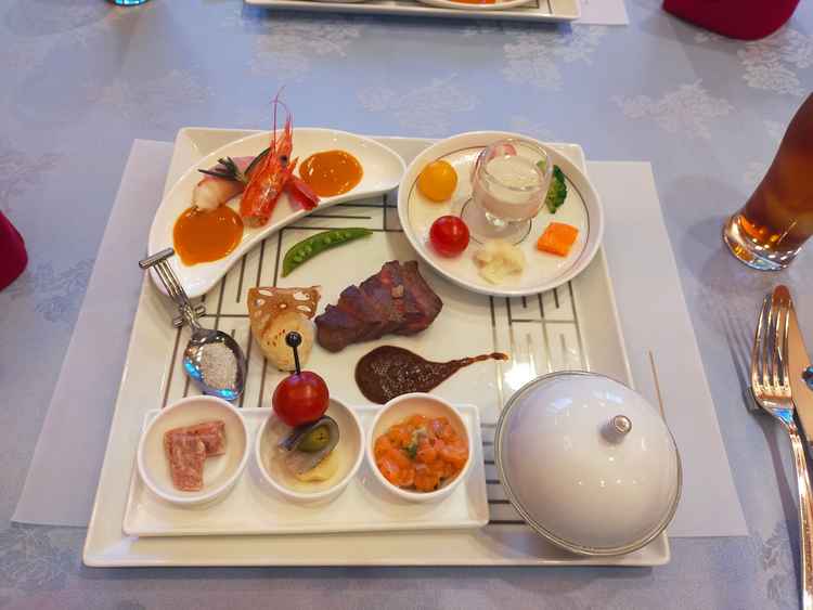 ワンプレート試食。メインのお肉、前菜やエビ料理。フカヒレスープ。バーニャカウダー。