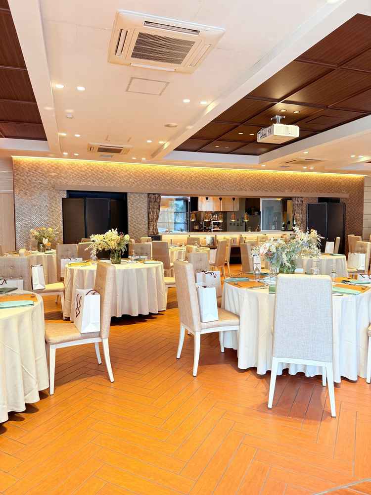 少人数から出来る披露宴会場。オープンキッチンがあり暖かい料理をすぐに提供できるところが魅力的でした。