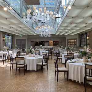 披露宴会場。天井部分がガラス張りで非常に明るい雰囲気。オープンキッチンがあって楽しい時間を過ごせそう