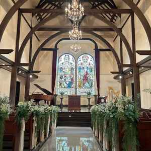 ステンドガラスのあるチャペル全体の写真。床が大理石で反射するステンドガラスが綺麗でした。