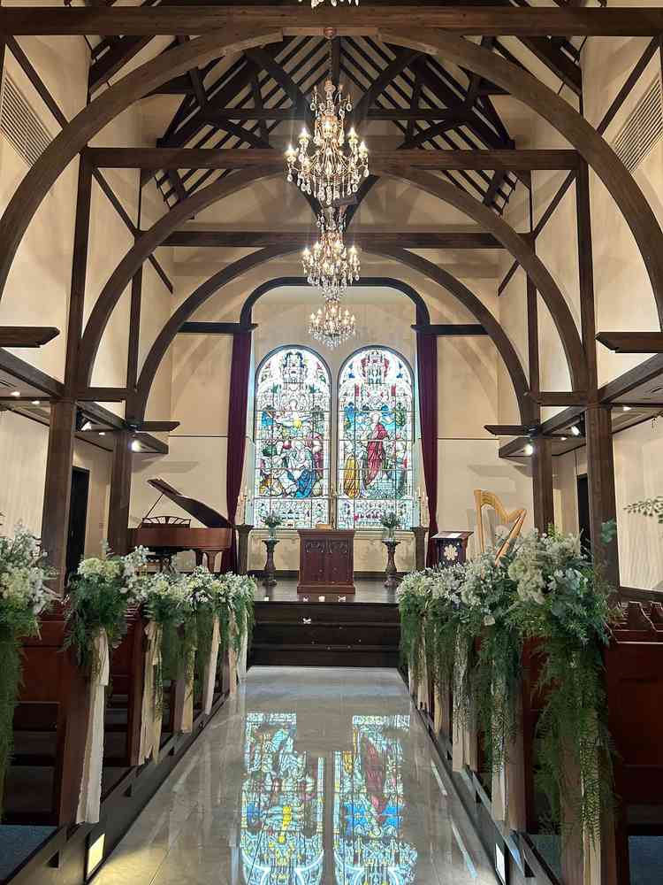ステンドガラスのあるチャペル全体の写真。床が大理石で反射するステンドガラスが綺麗でした。