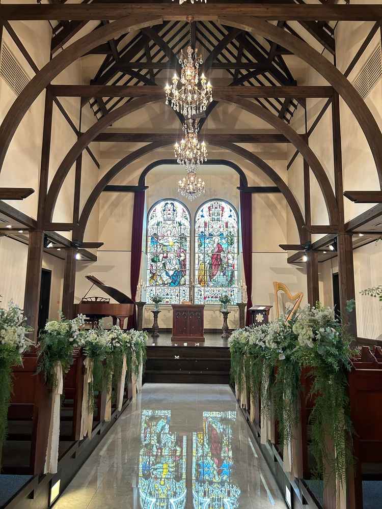 ステンドガラスのあるチャペル全体の写真。床が大理石で反射するステンドガラスが綺麗でした。