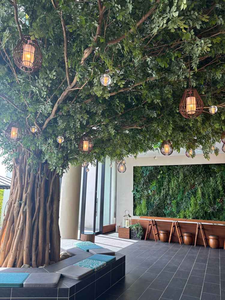 披露宴会場。中にバルコニーがあって、天候や気候に左右されないところがいいと思いました。