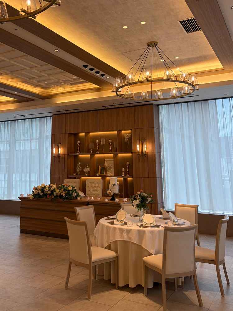 カーテンが開いている状態の披露宴会場です。