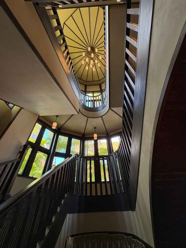 螺旋階段。当日の挙式前に着替えた後、ここで前撮りをすることが出来階段とは別でエレベーターもある。