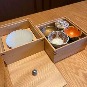 料理には有田焼が使用されており、九州の伝統工芸品の良さを感じてもらうことができるようになっていました