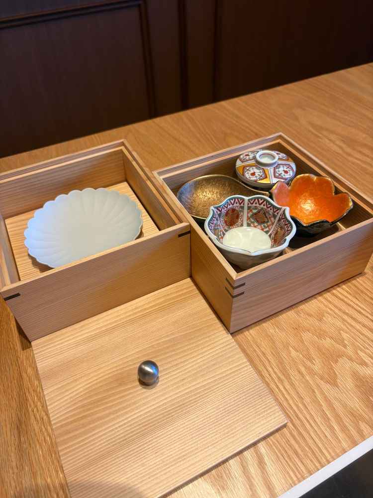 料理には有田焼が使用されており、九州の伝統工芸品の良さを感じてもらうことができるようになっていました