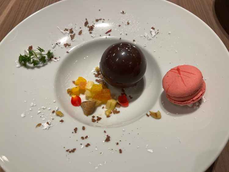 大晦日でその日にコースの試食はできませんでした。代わりにデザートにドームチョコをいただきました。