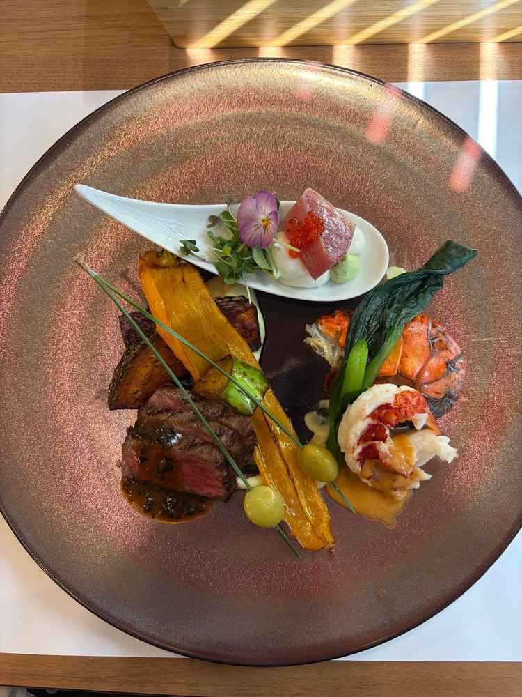 料理もとても美味しく、当日期待できそうです。エビのビスクと牛肉のトリュフソースがけをいただきました。