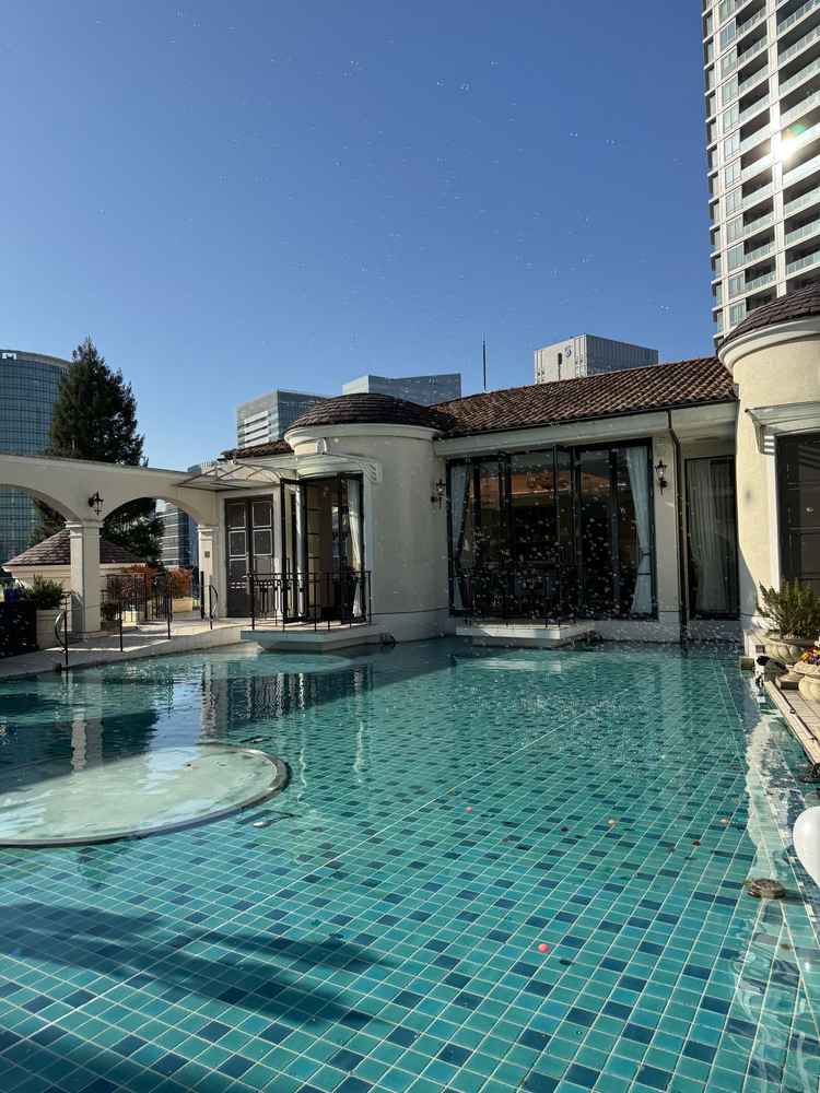 横浜では少ないプールがありバルーンなどの演出をしてもらいました。