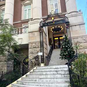 外観の写真です。目の前が御堂筋なので、孤立してる空間ではないかもです。