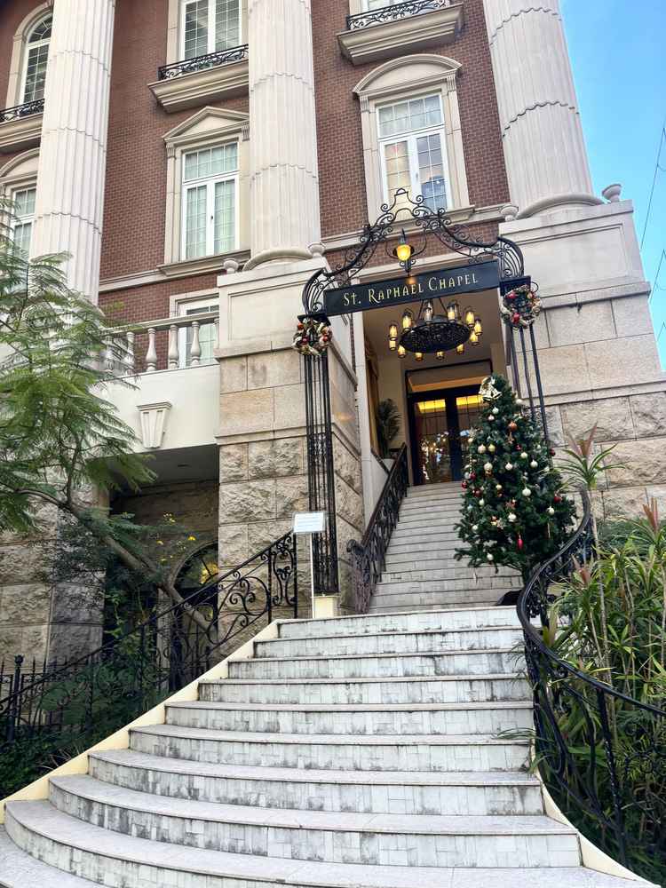 外観の写真です。目の前が御堂筋なので、孤立してる空間ではないかもです。