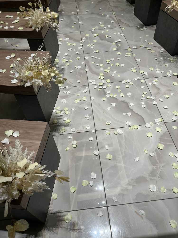 上から香り付きのフラワーが降ってきました