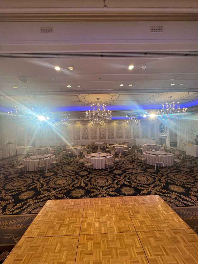 披露宴会場が広くてすてきでした。階段があるのもよかったです。