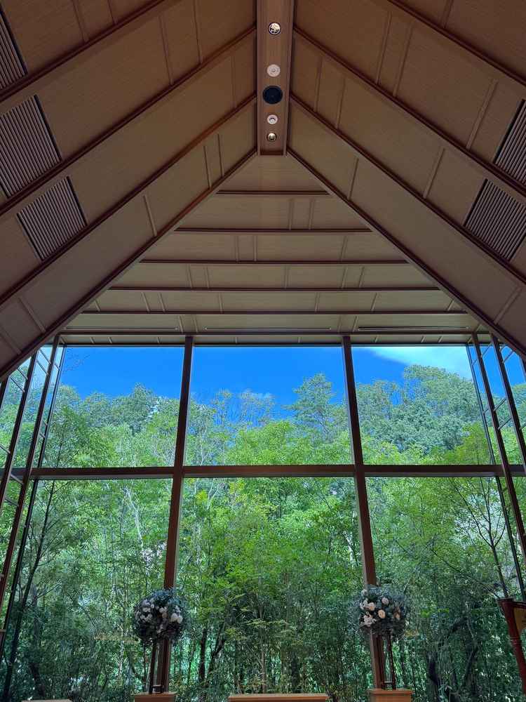 緑の見える大きな窓のチャペルです