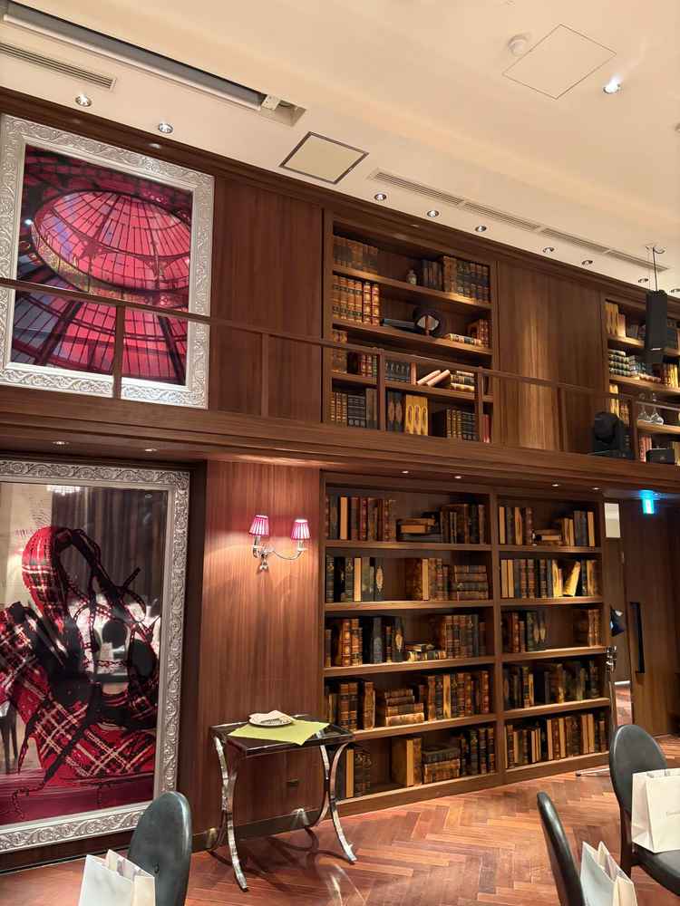 2つ目の披露宴会場は壁面が本棚になっており、シックな印象でした。