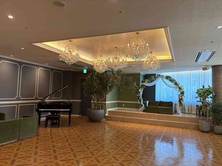 披露宴の前に30分ほどゲストと話したり、写真を撮ったりする時間があるうえ、綺麗な空間で良かった。