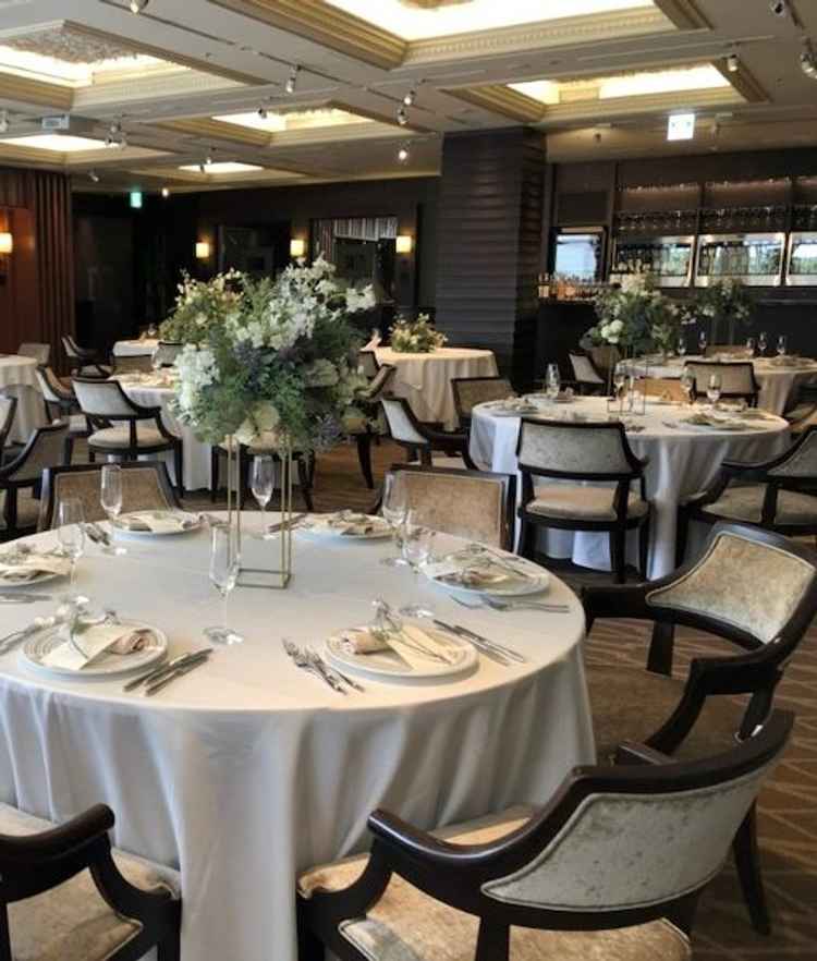 落ち着いた雰囲気の披露宴会場です。奥側にバーカウンターもありお酒好きには◎