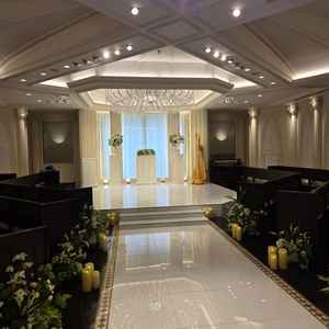 白いシンプルなチャペルは、ゲストの椅子が中央に向かって斜めになっていた。