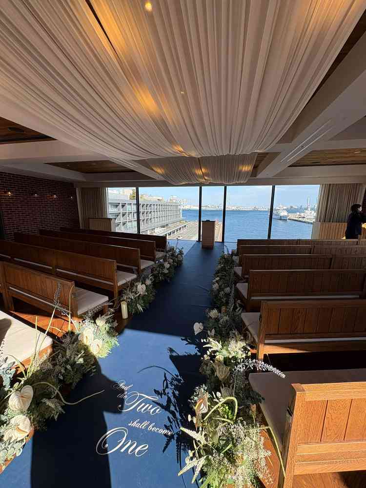 みなとみらいの海を一望できるチャペル