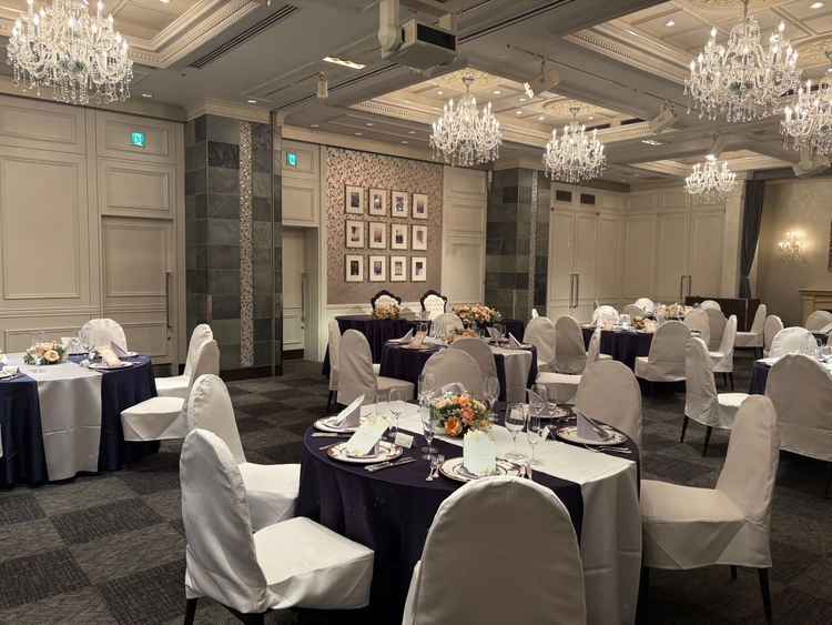 豪華な雰囲気の披露宴会場でした。スクリーンも大きく見やすいと思います。