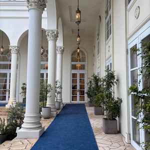 プールの周りに披露宴会場、挙式会場などすべてそろっていて通路には屋根がついているので雨が降っても安心