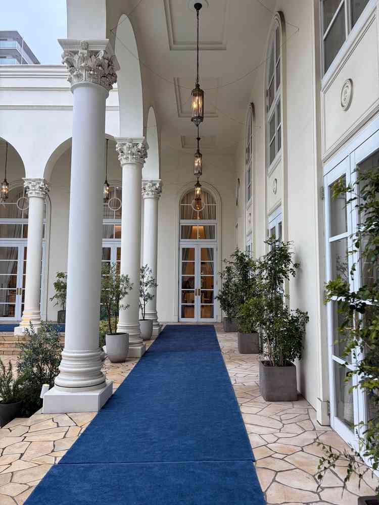 プールの周りに披露宴会場、挙式会場などすべてそろっていて通路には屋根がついているので雨が降っても安心