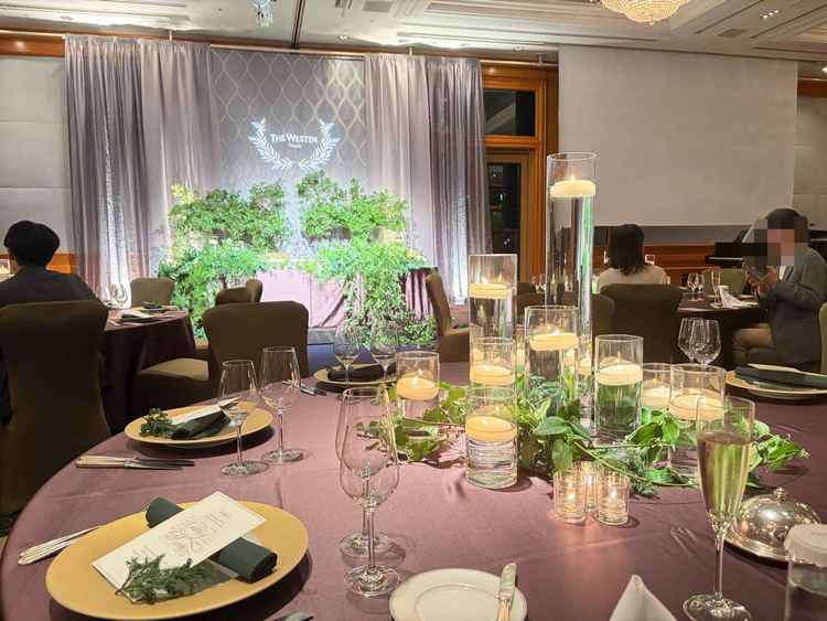 starの披露宴会場で試食させてもらいました。森のイメージの装飾だそうです。