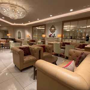 式出席者専用の待合室。知らない人と相席にならないよう、80席と多めに用意されている。