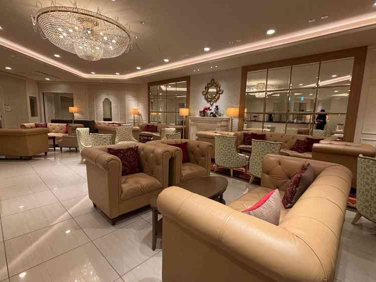 式出席者専用の待合室。知らない人と相席にならないよう、80席と多めに用意されている。