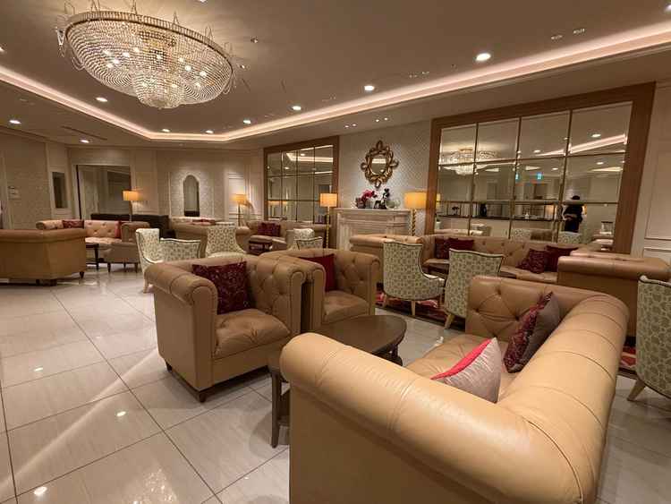 式出席者専用の待合室。知らない人と相席にならないよう、80席と多めに用意されている。