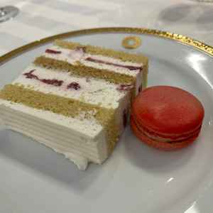 デザート。ウェディングケーキは色々選べる。味はすごく美味しかった