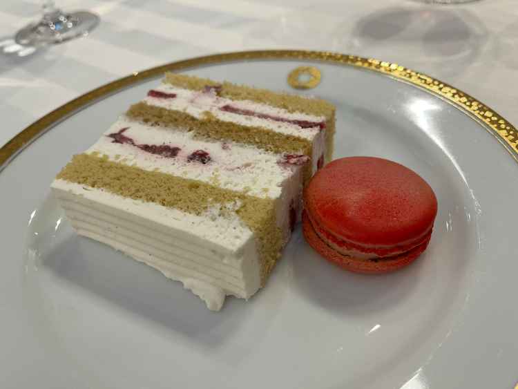 デザート。ウェディングケーキは色々選べる。味はすごく美味しかった