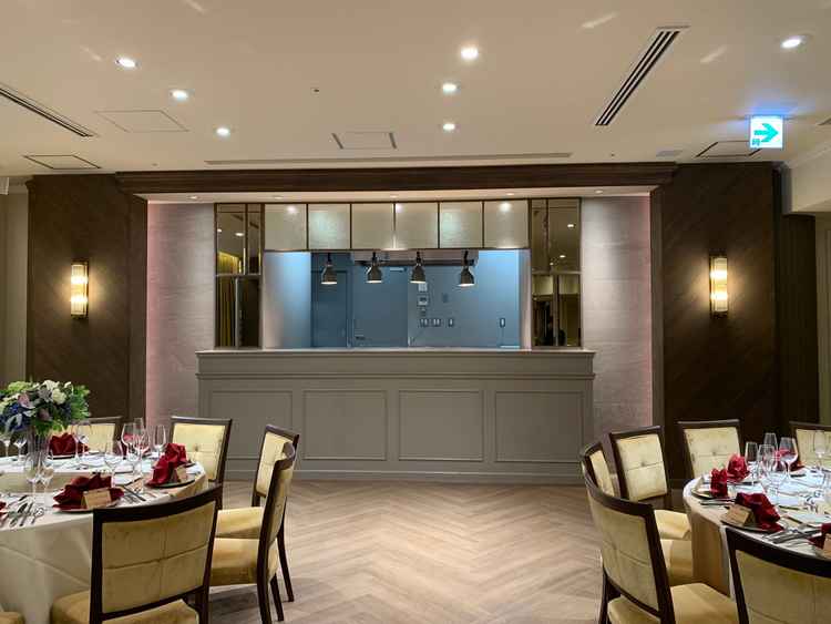 オープンキッチン。最初はロールカーテンが下されていて見えないようになっている。