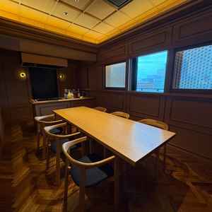 家族婚に対応した会場。奥にキッチンがありシェフが目の前で料理してくださることもあるそうです。