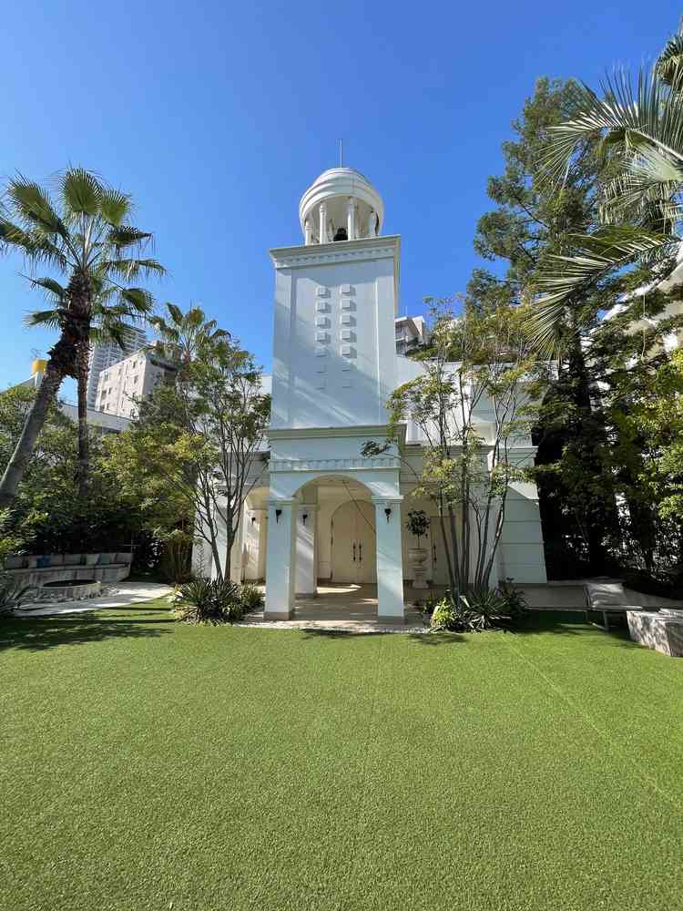 チャペルの外観です。披露宴会場などがある建物から外に出るとチャペルがあり海外のような雰囲気を感じます