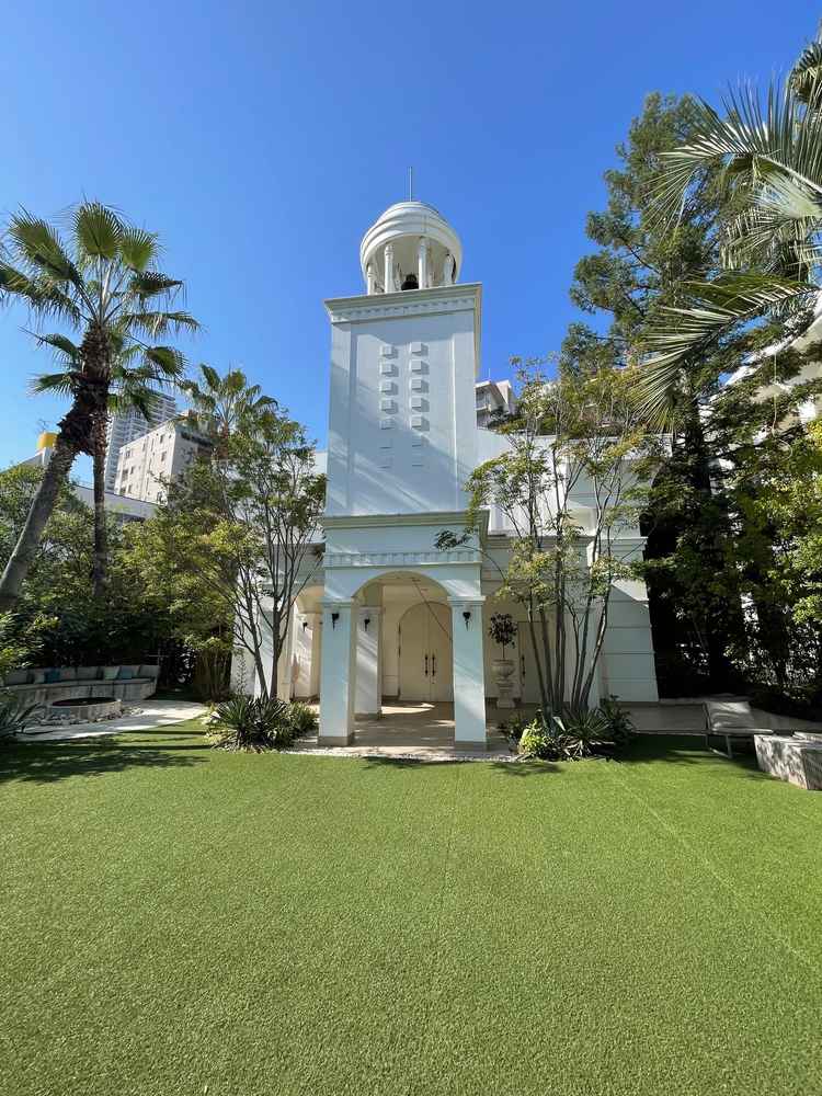 チャペルの外観です。披露宴会場などがある建物から外に出るとチャペルがあり海外のような雰囲気を感じます