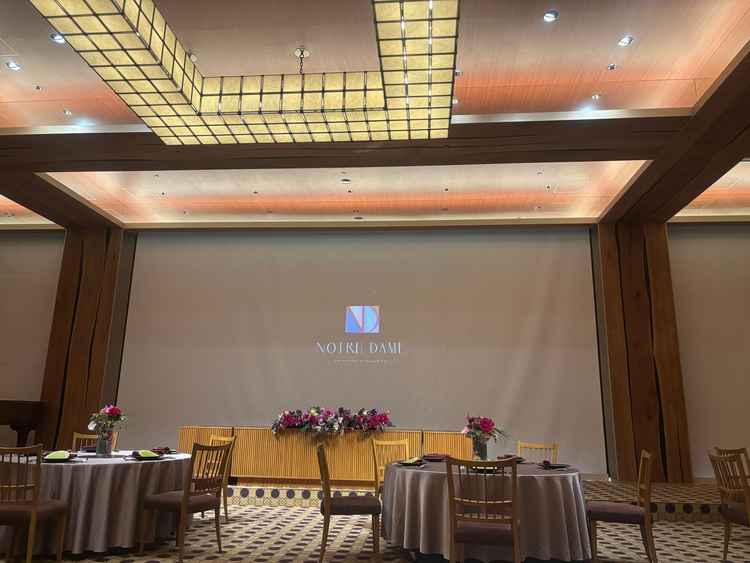 カーテンを下ろすと大きなスクリーンになっていました。