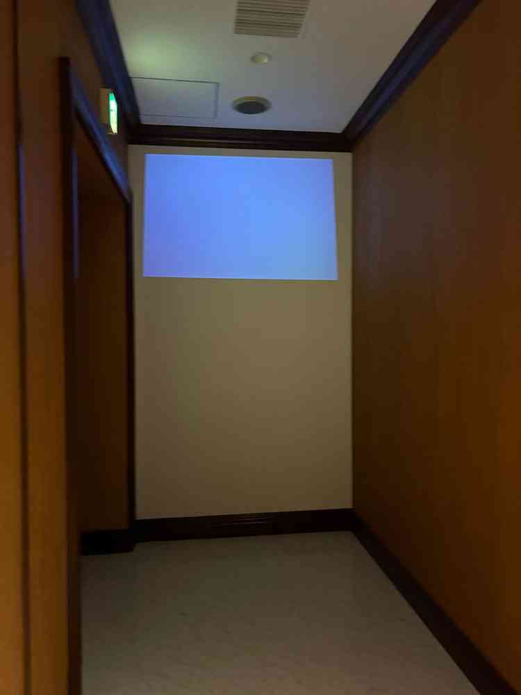 チャペルに前室があり、動画を流せるようです。