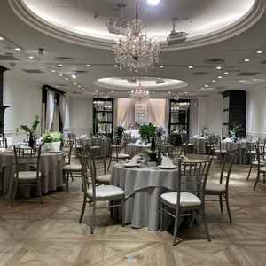 白基調でオシャレな披露宴会場で装花を変えることでオリジナリティ溢れる空間を作れそうです。