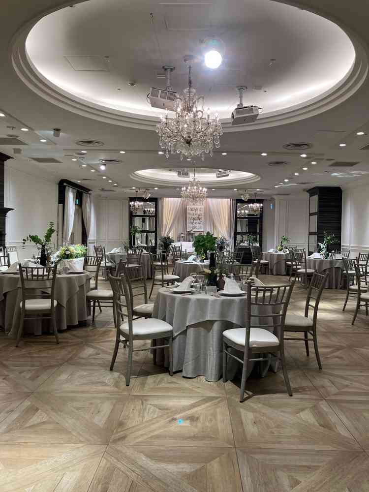 白基調でオシャレな披露宴会場で装花を変えることでオリジナリティ溢れる空間を作れそうです。