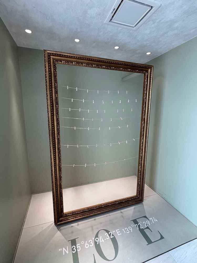 ロビーに併設されているスペース。鏡や手紙などを飾ることができました。