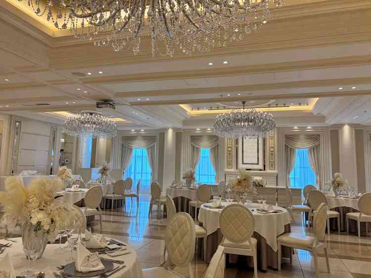 披露宴会場。大きなシャンデリア3つありかなり豪華。人数によって流しのテーブルにも対応可能だそう。