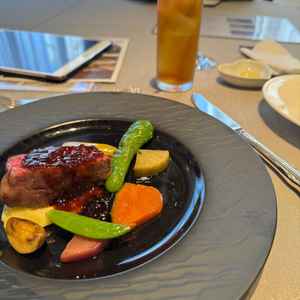 メインのお肉料理は、大変柔らかくて美味しいお肉でした。