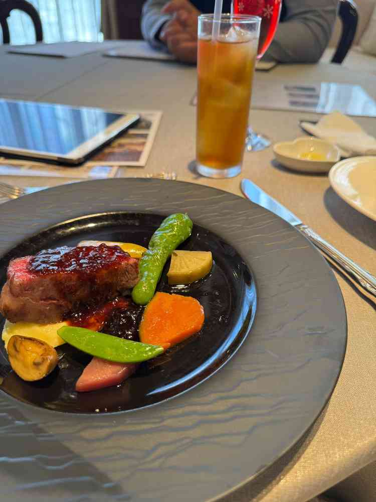 メインのお肉料理は、大変柔らかくて美味しいお肉でした。