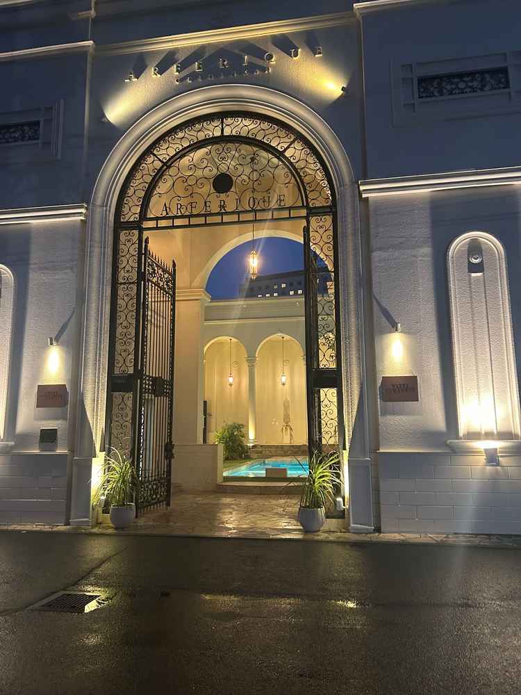 凱旋門のような入口。式当日はここでウェディングドレスやカラードレスで写真も撮れるとの夜の素敵でした。