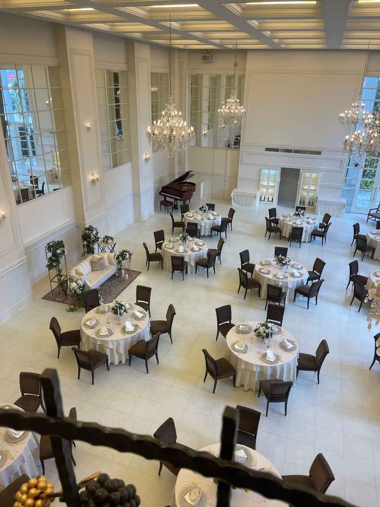 披露宴会場です。階段の下に広い会場が広がっています。壁に鏡が大きく設置されていてより広さを感じます。